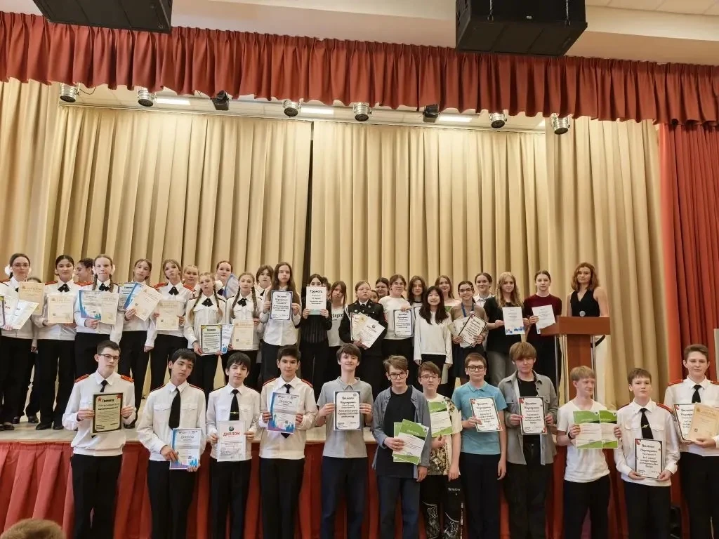 🏆 Подводим итоги учебного года  В нашей школе прошли торжественные линейки, посвящённые завершению 2
