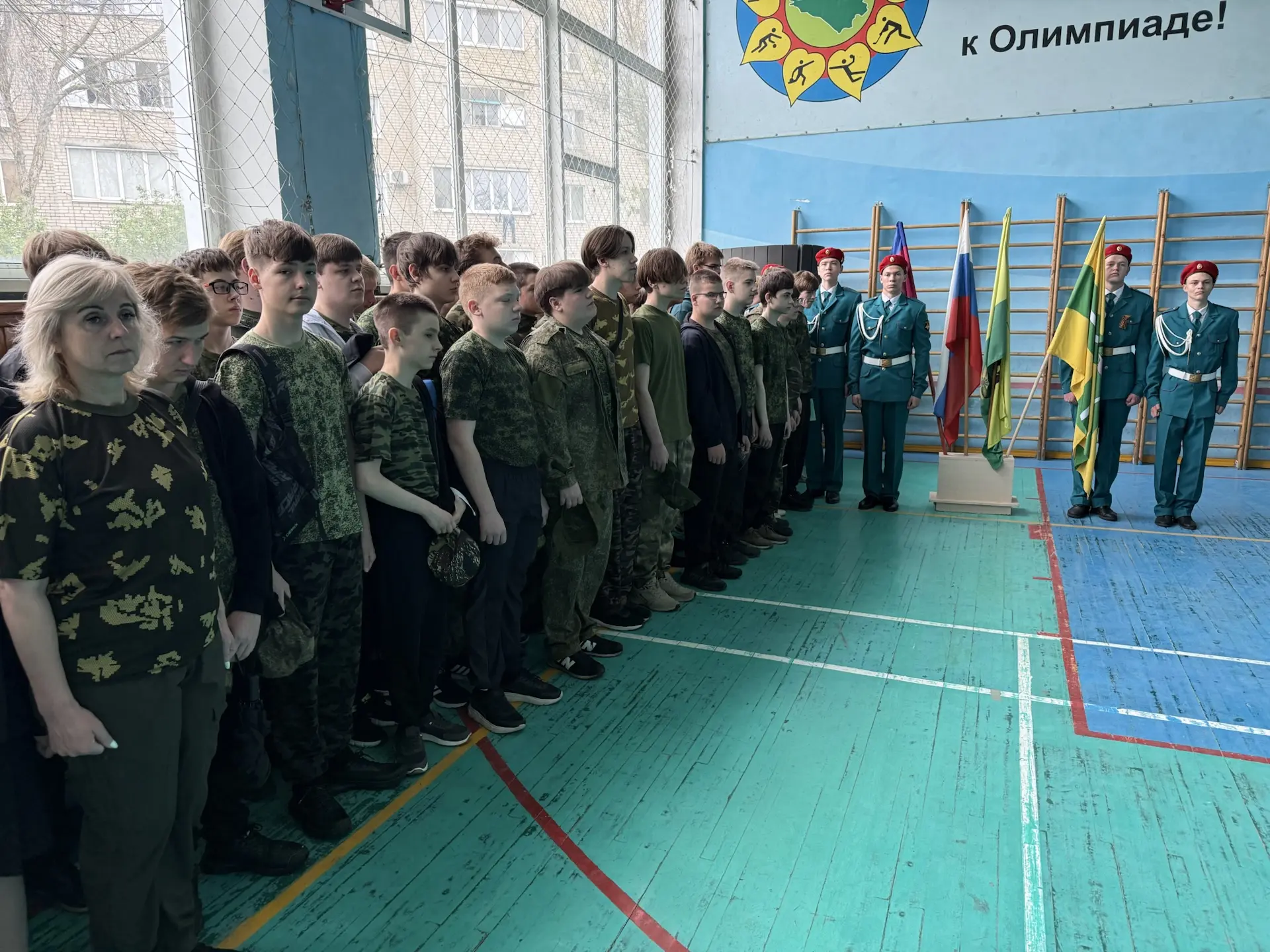 🇷🇺 Понедельник в гимназии — и сразу с особой торжественностью! 🎓  Сегодня мы начинаем последнюю учеб