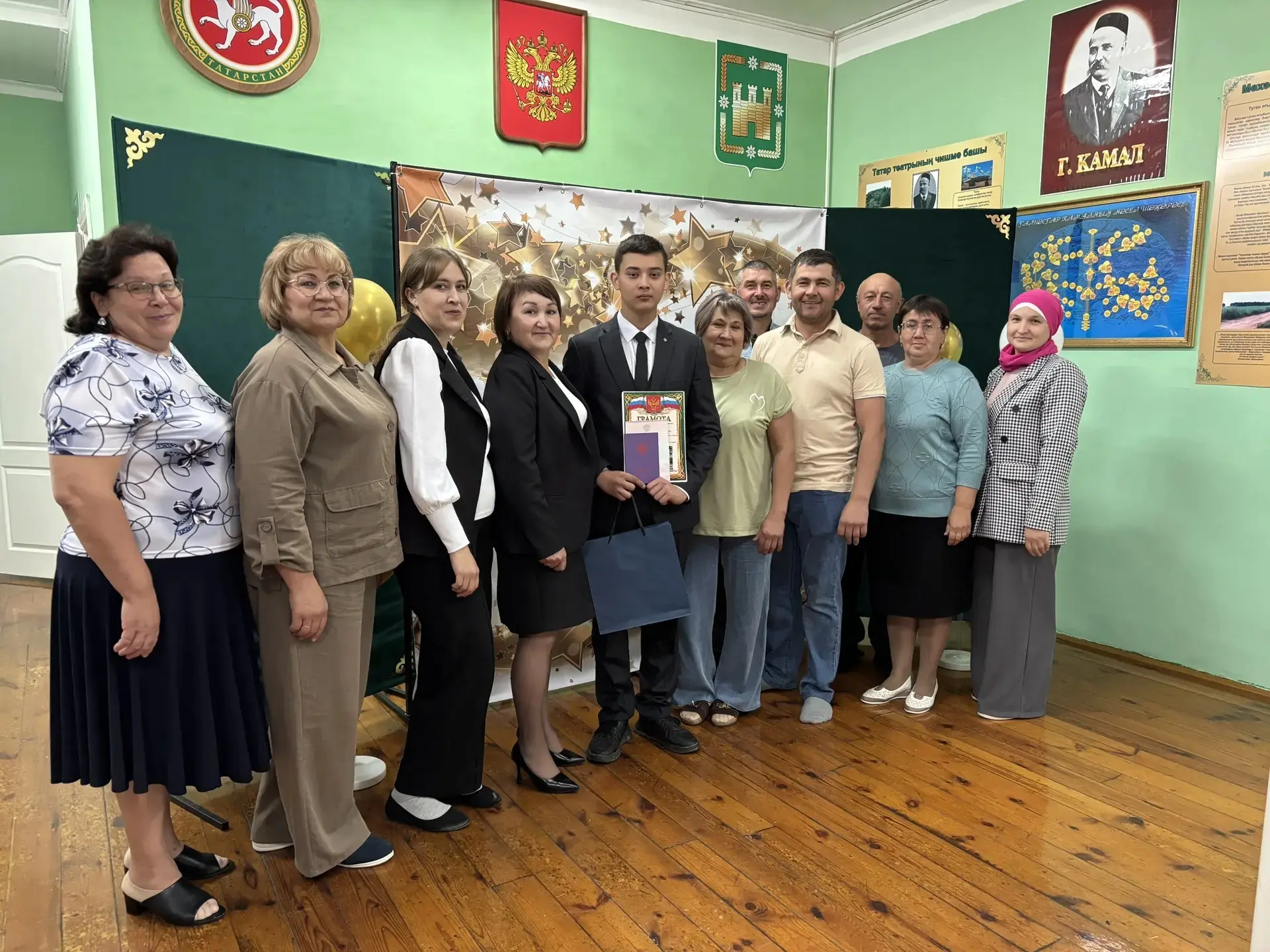 Рәхмәт сиңа, бөек мәктәп,
Укытучыларың өчен,
Сезнең алда горурланып
Әйтәбез рәхмәт сүзен.
Бүген 2026