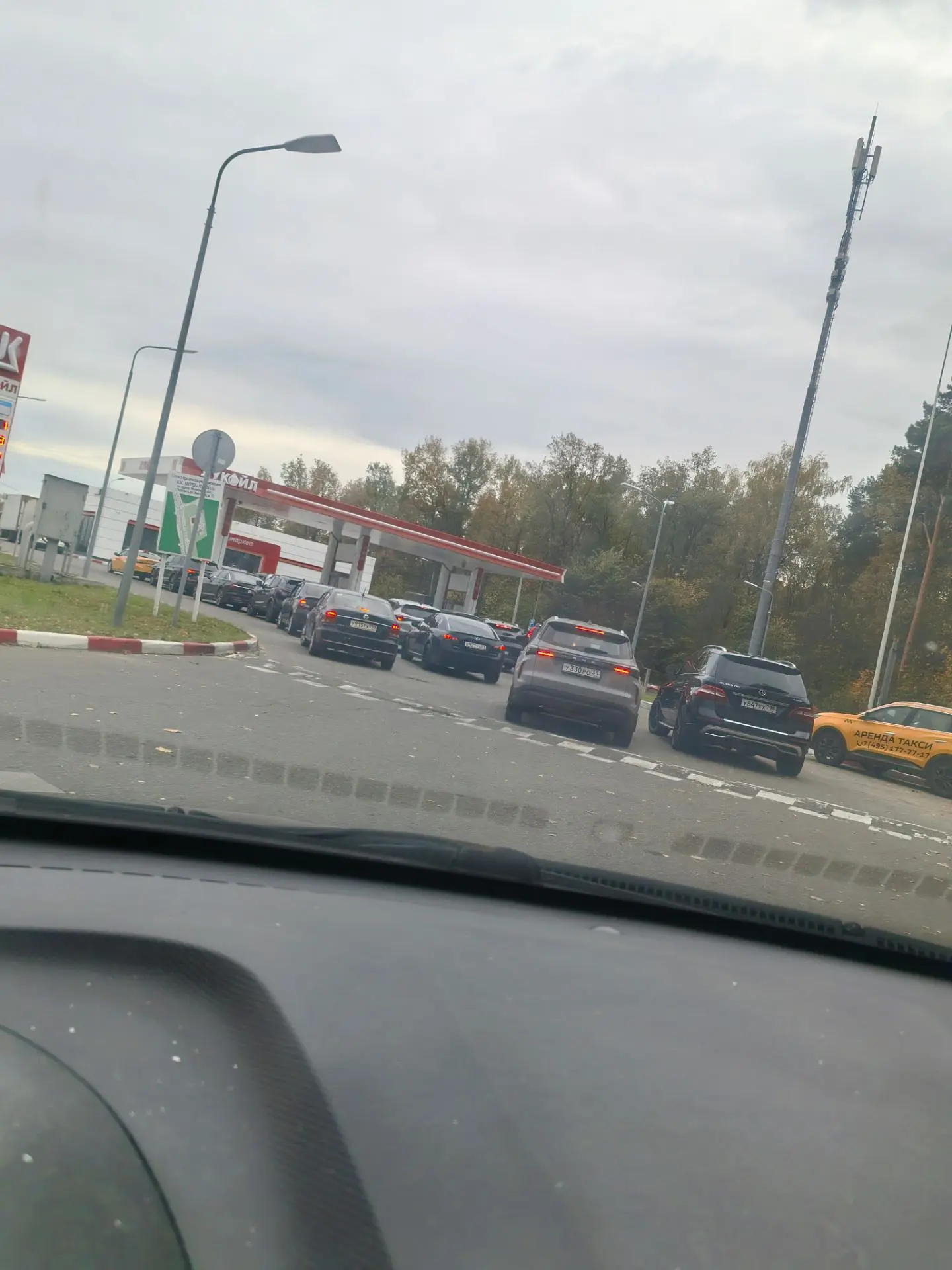 Сегодня пятница, а это значит , что я в поисках бензина для поездки на дачу