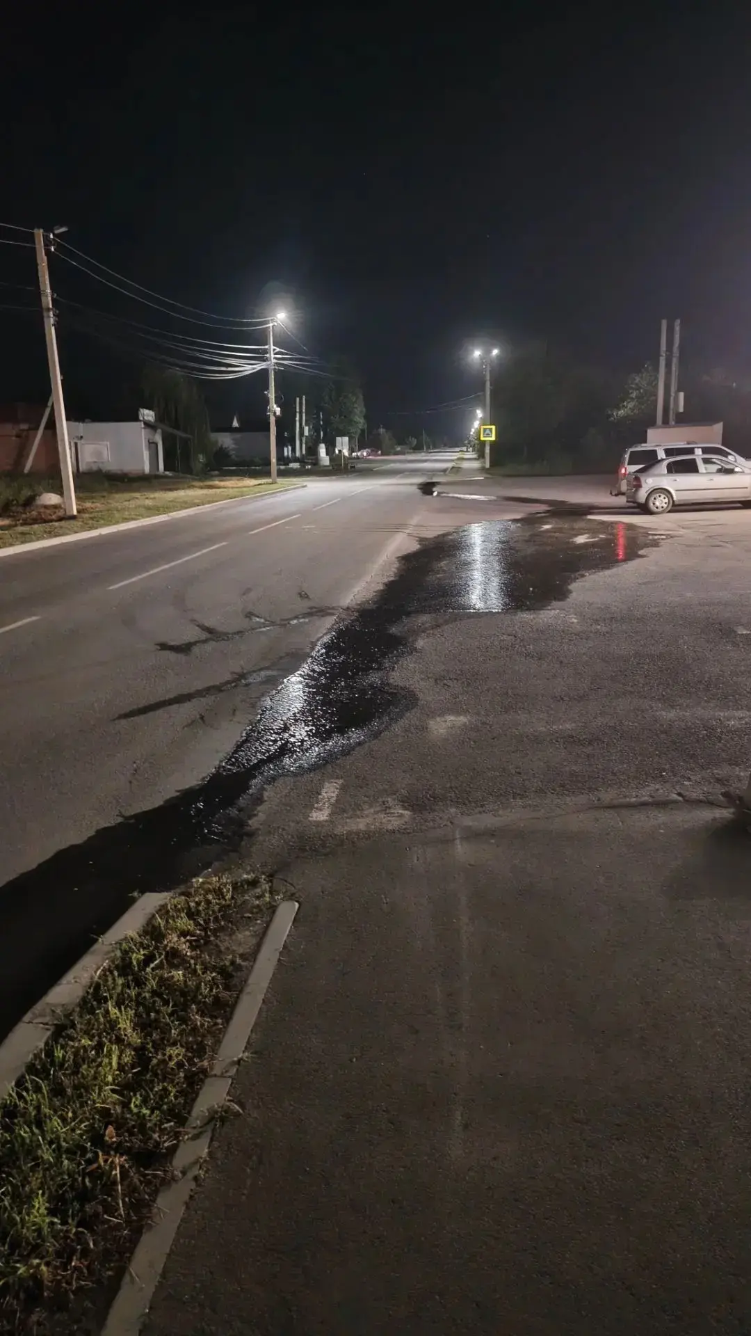На Горгазе снова прорвало канализацию. 

Это случается здесь регулярно. Вонючая жижа разлилась далек