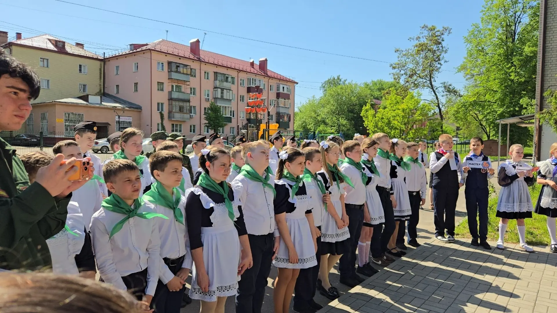 Во дворе школы № 43 прошёл яркий праздник «Орлята. Тимуровцы. Первые»  Торжество началось с посвящен