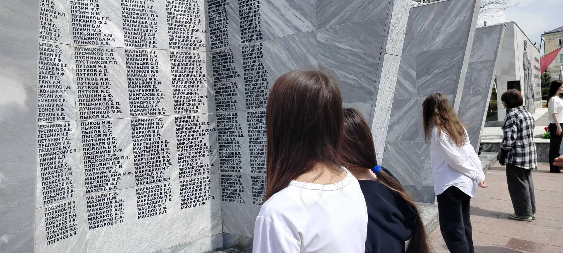 Урок истории в Сквере Славы: память, которая объединяет поколения 🕊
 
Сегодня урок истории для 6 «Б