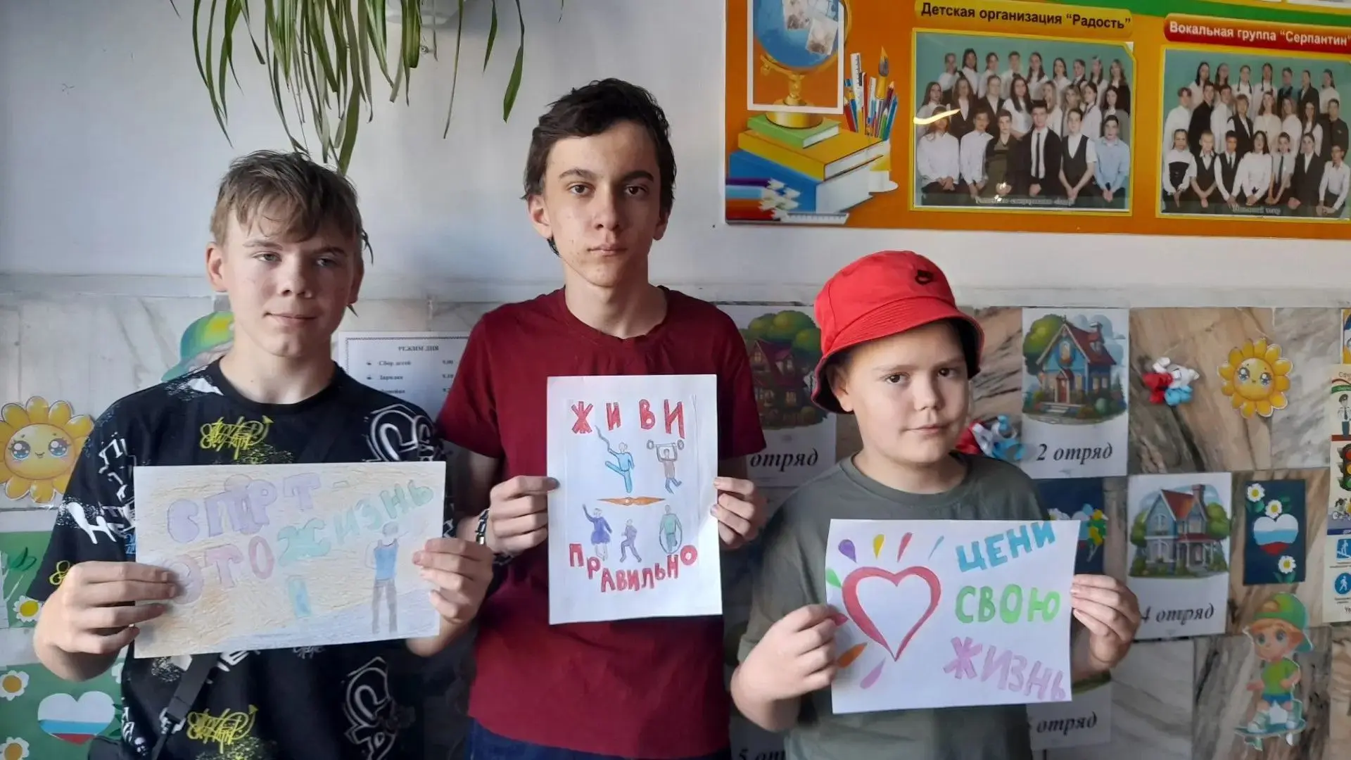 Мы — за ЗОЖ! 
Сегодня в нашем лагере прошёл важный и яркий флешмоб «Кузбасс против наркотиков»! Мы е