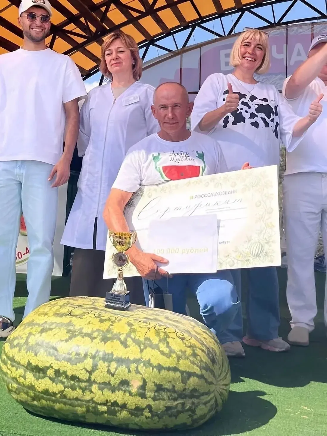 Белгородец вырастил арбуз-гигант весом 64,2 кг и стал чемпионом России.