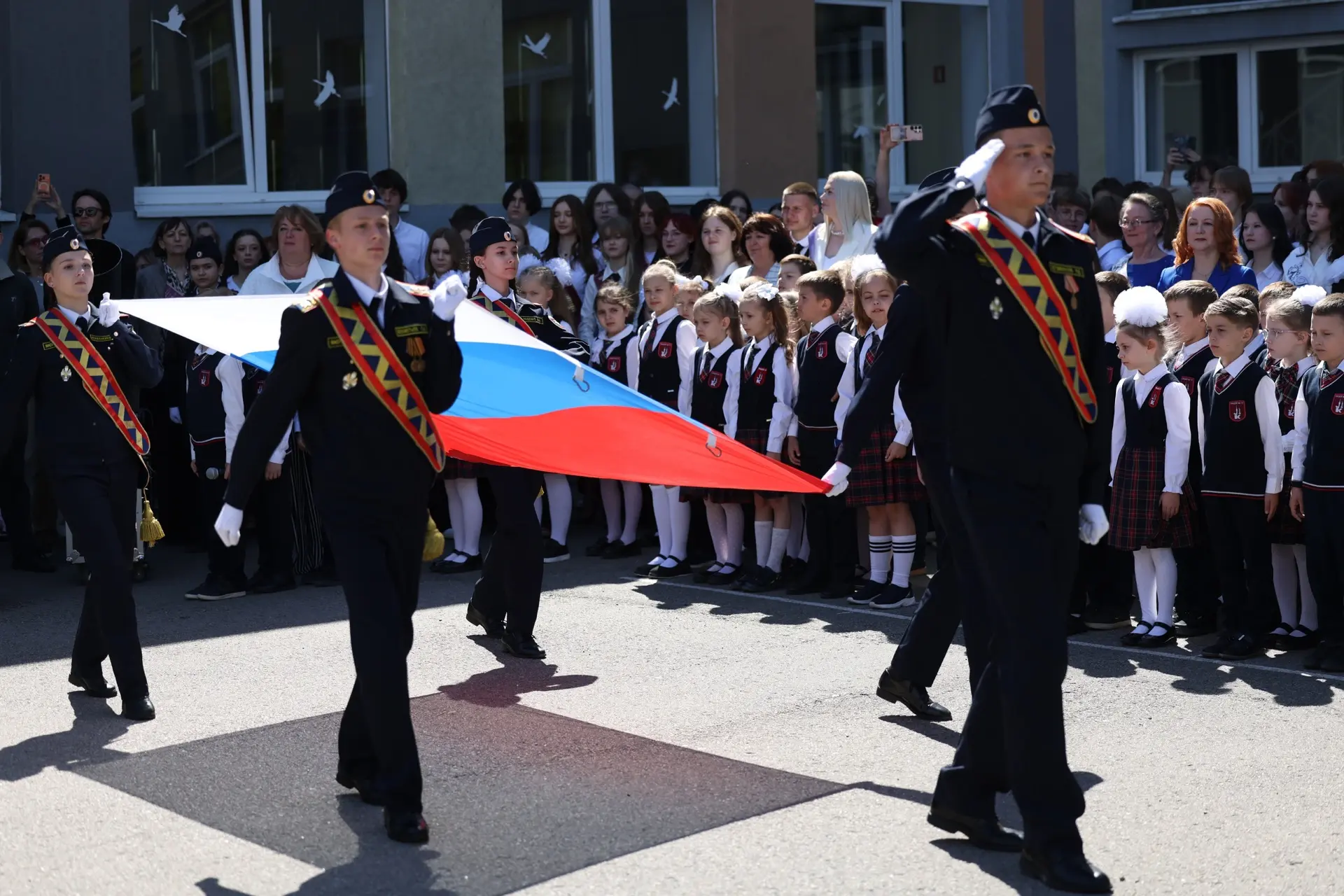 С лицеем №17 меня связывает давняя дружба. Каждый год с особой радостью посещаю торжественные линейк