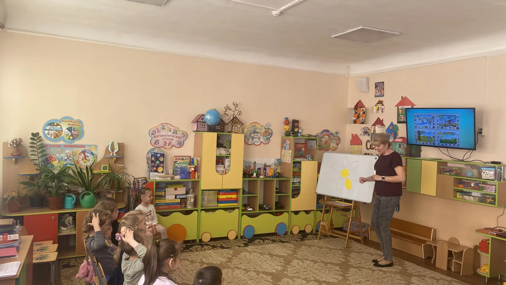 В средней группе « Звёздочки» прошло итоговое открытое занятие « Цветик -семицветик» це...