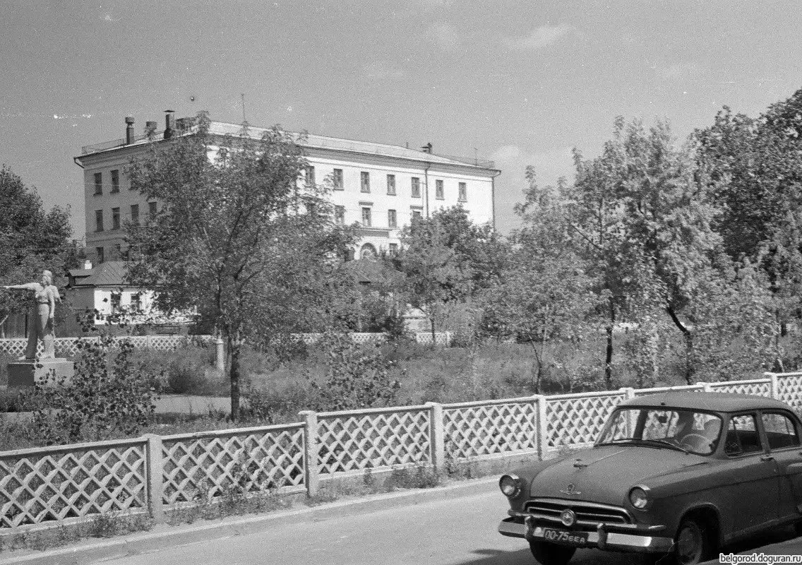 ул. Народная, вид на дом №62, 1960-е годы.
Из архива семьи Бухановых.

📸 

Мы в Макс- https://max.r