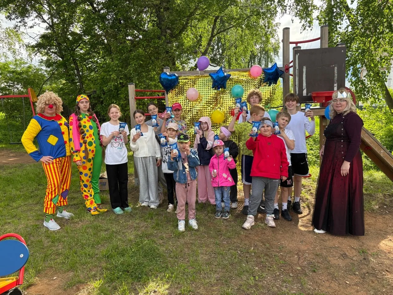 В День защиты детей на детской площадке возле Сырьянской библиотеки состоялось яркое и запоминающеес