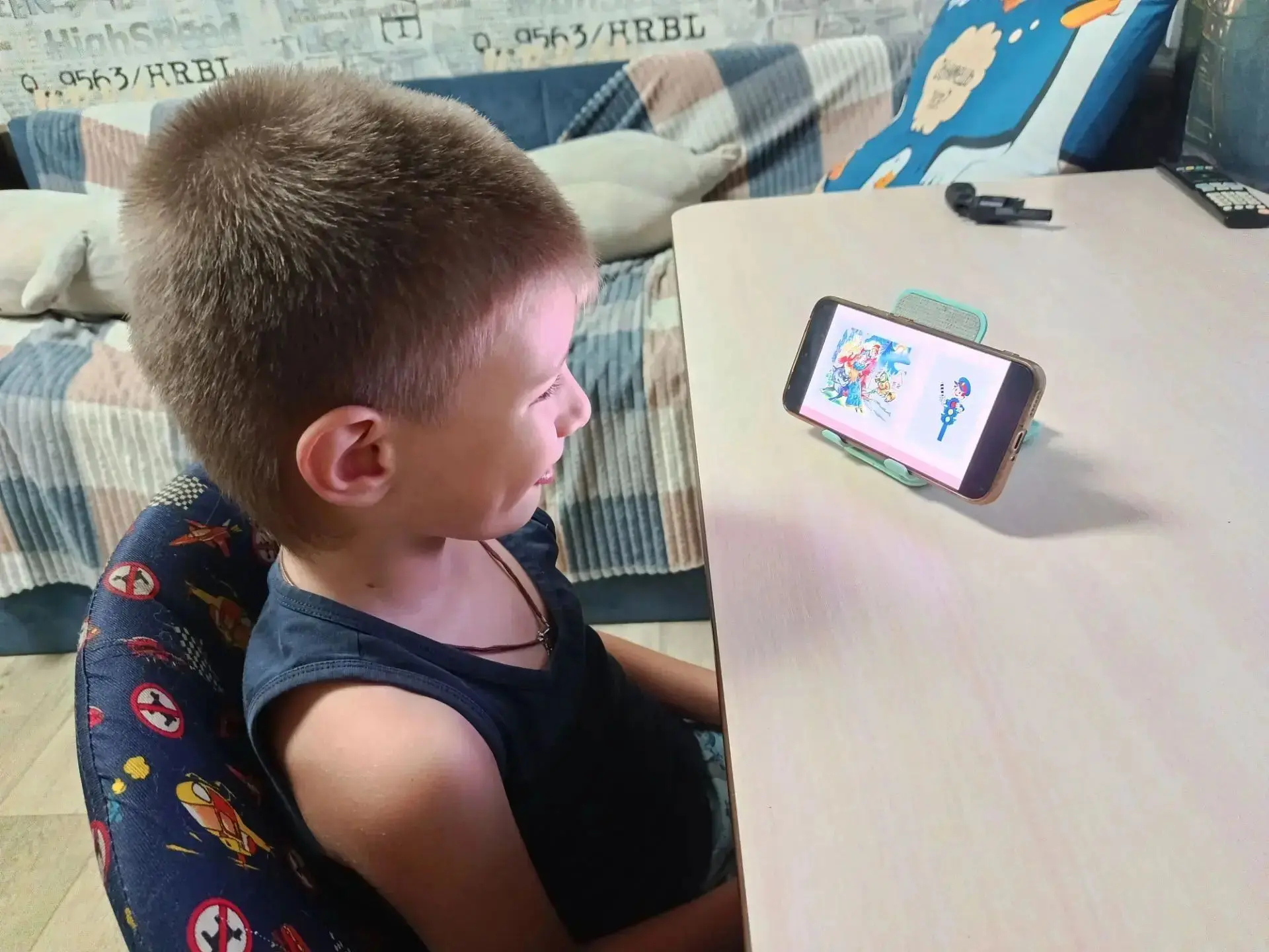 Наши дошколята закрепляют правила дорожного движения дома.