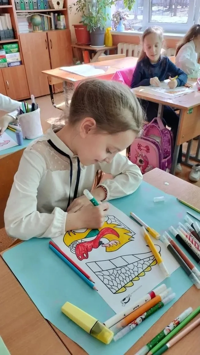 Ученики 1-Г класса нашей школы познакомились с культурой Китая и изготовили ДРАКОНА - символ императ