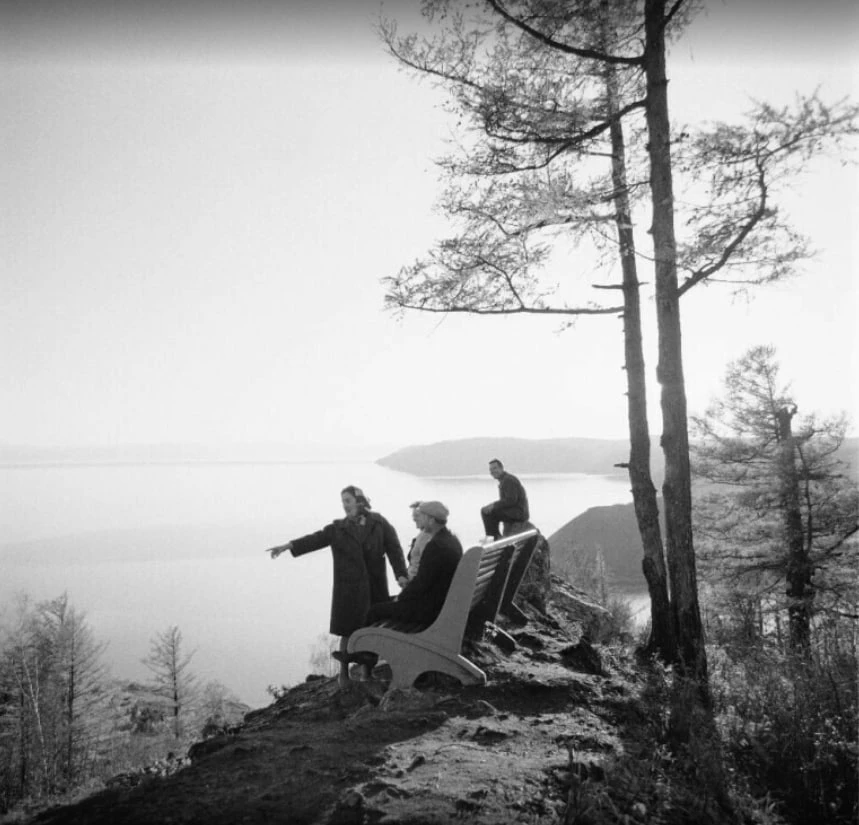 Вид на озеро Байкал со скамейки на берегу, 1965 год.