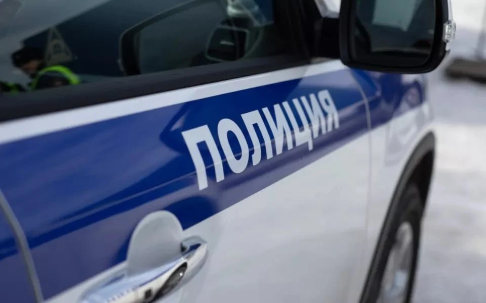 В Белокурихе мужчина и его сын избили подростка у магазина