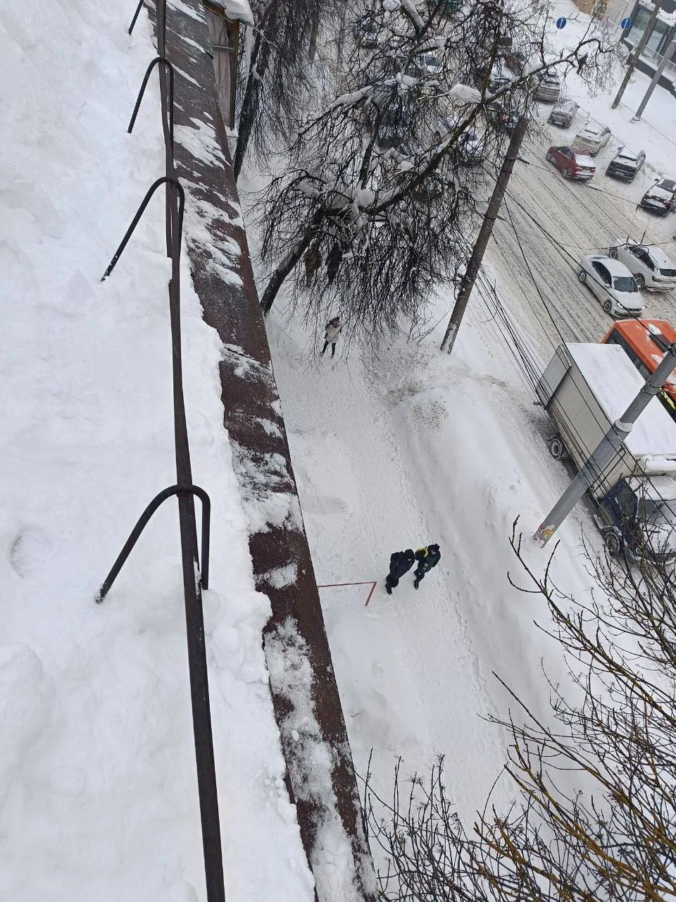 ❄️ В Советском районе продолжается очистка кровель от снега и сосулек!  С самого раннего утра наши а