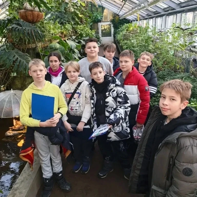 🌳 Мы, ученики 6 «Д» класса, побывали на военно-патриотической экскурсии в Ботаническом саду Петра Ве