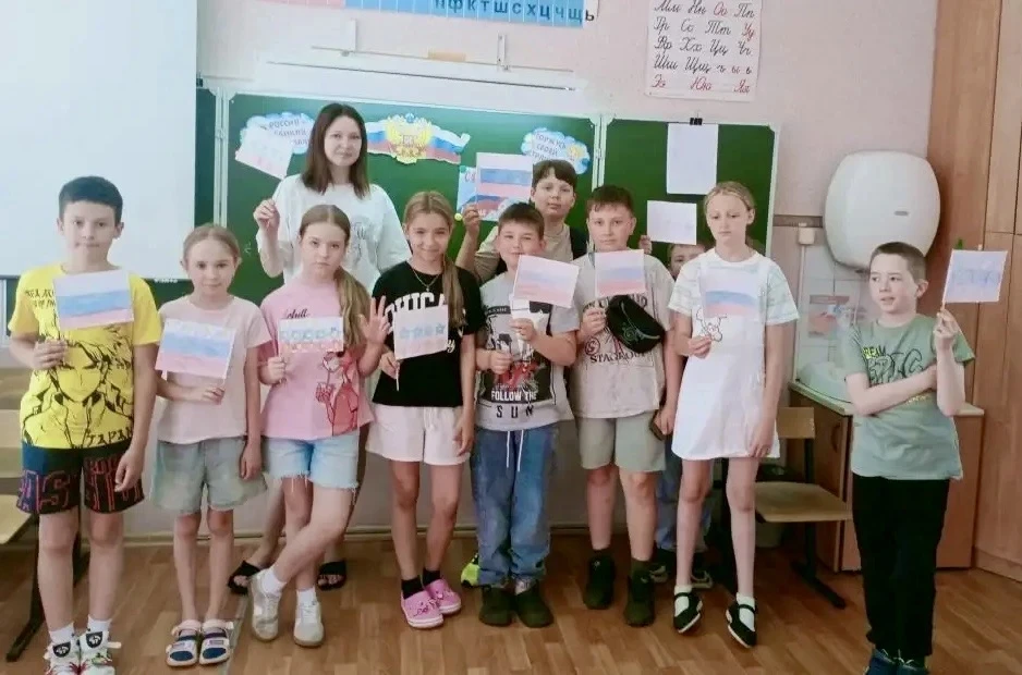 🇷🇺 В преддверии Дня России наш лагерь превратился в настоящую мастерскую патриотов! 🎨🖌️

Сегодня