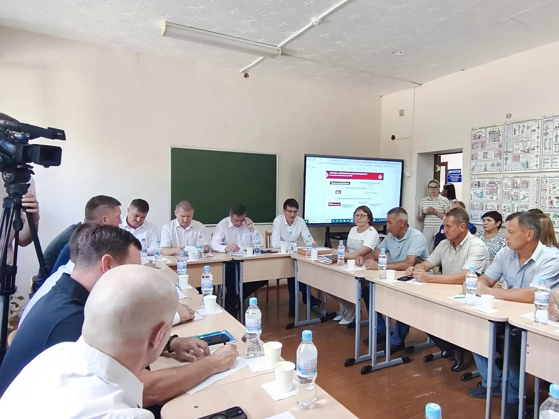 «Открытый разговор» в Урмарском округе: чистая вода, аварийное жилье и планы до 2030 года
 
В диалог