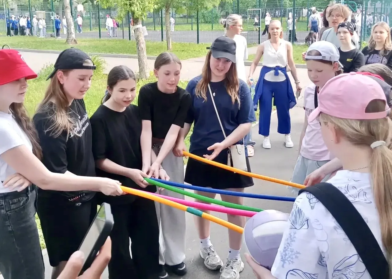 ВЕКТОР ДОВЕРИЯ  📍Активисты «Движения Первых» из корпусов на #Лескова3к3 и #Корнейчука52а приняли уча