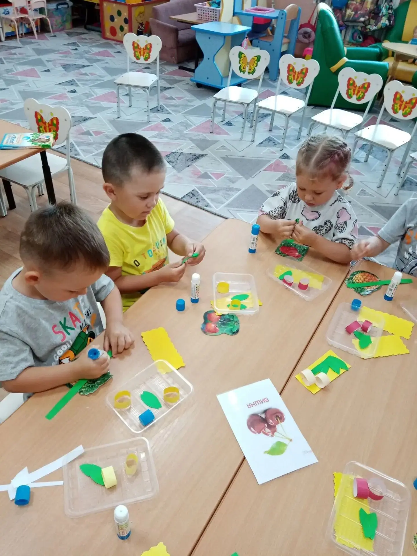 🍒 В младшей группе «Семицветики» прошло творческое занятие по объёмной аппликации «Вишенки-подружки