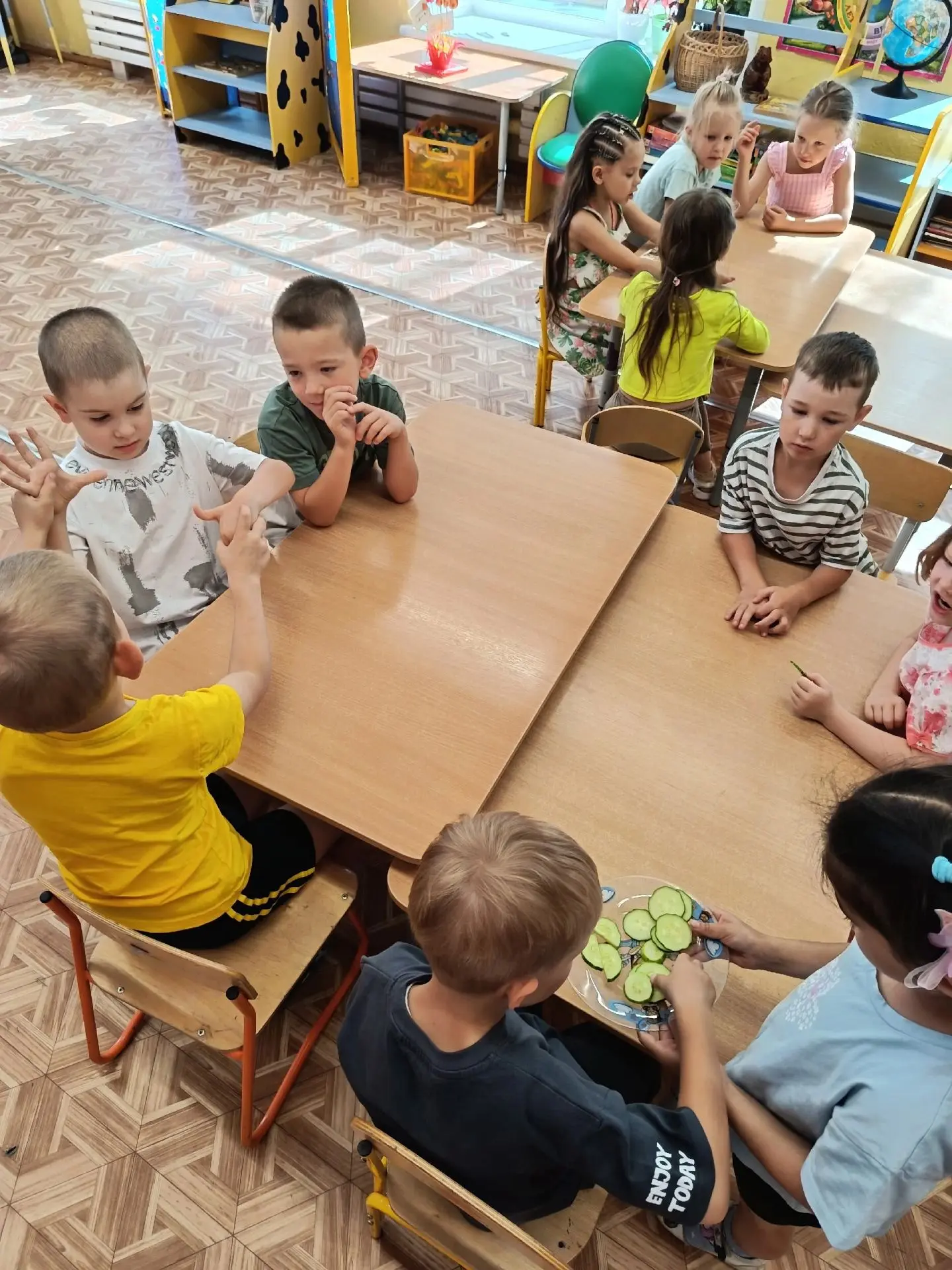 Хруст-хруст! Просто делимся моментом: мы снова едим огурчик, который вырастили с нуля.Честно скажем: