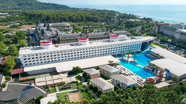 Transatlantik Hotel & Spa 5* — стильный отель-корабль в поселке Гёйнюк (Кемер). Работает по системе 