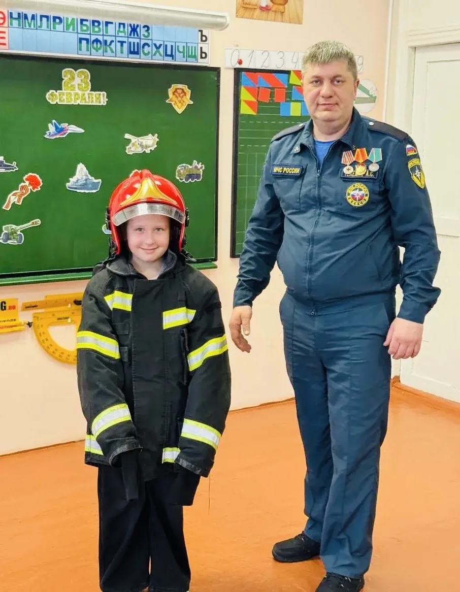 Всероссийская акция «Наши защитники Отечества» 🇷🇺  В 1А классе прошла классная встреча с сотрудникам