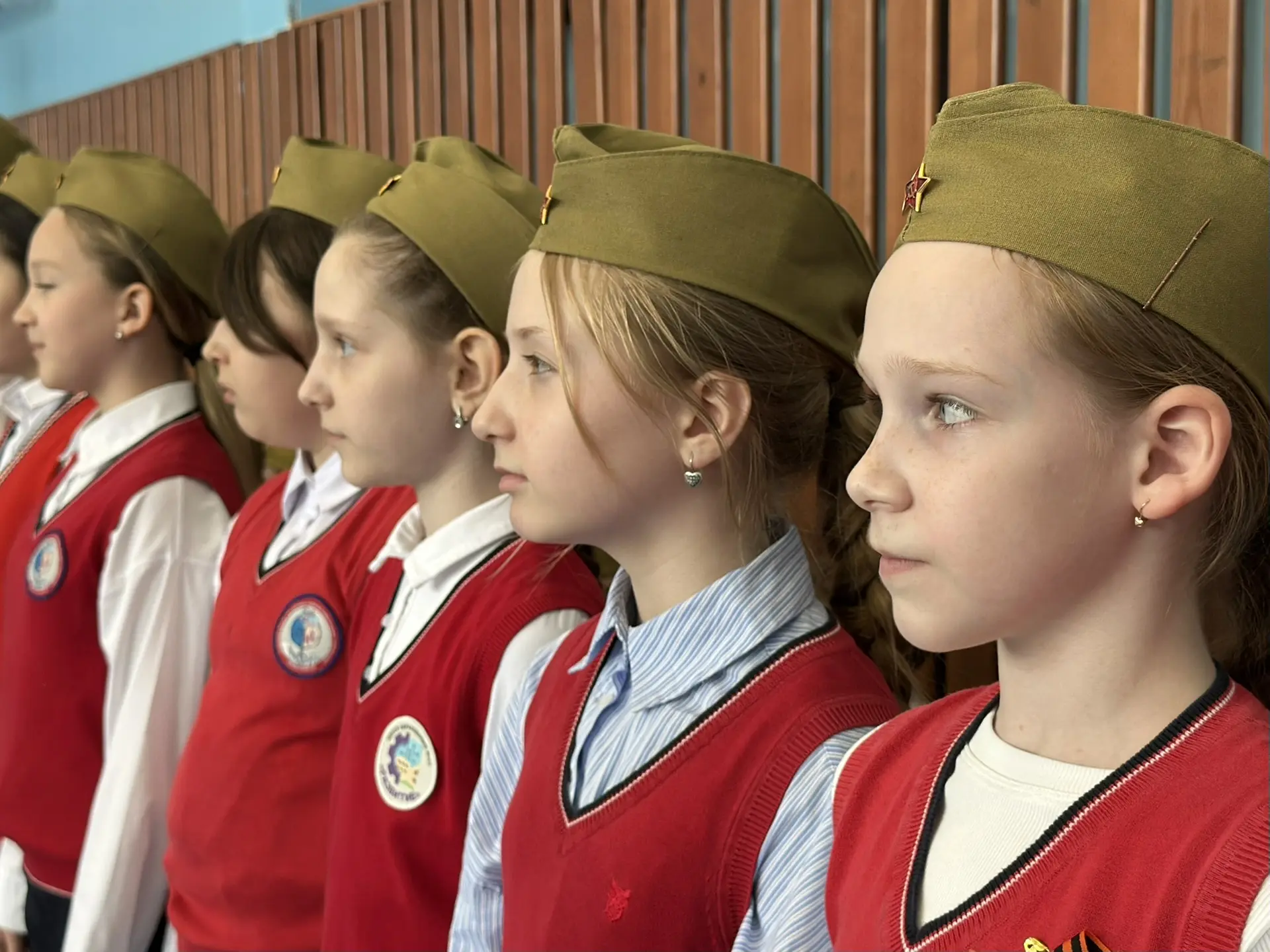 🎉 Сегодня в начальной школе «РОСТ» состоялся Смотр строя и песни!  Ученики 3‑х и 4‑х классов продемо