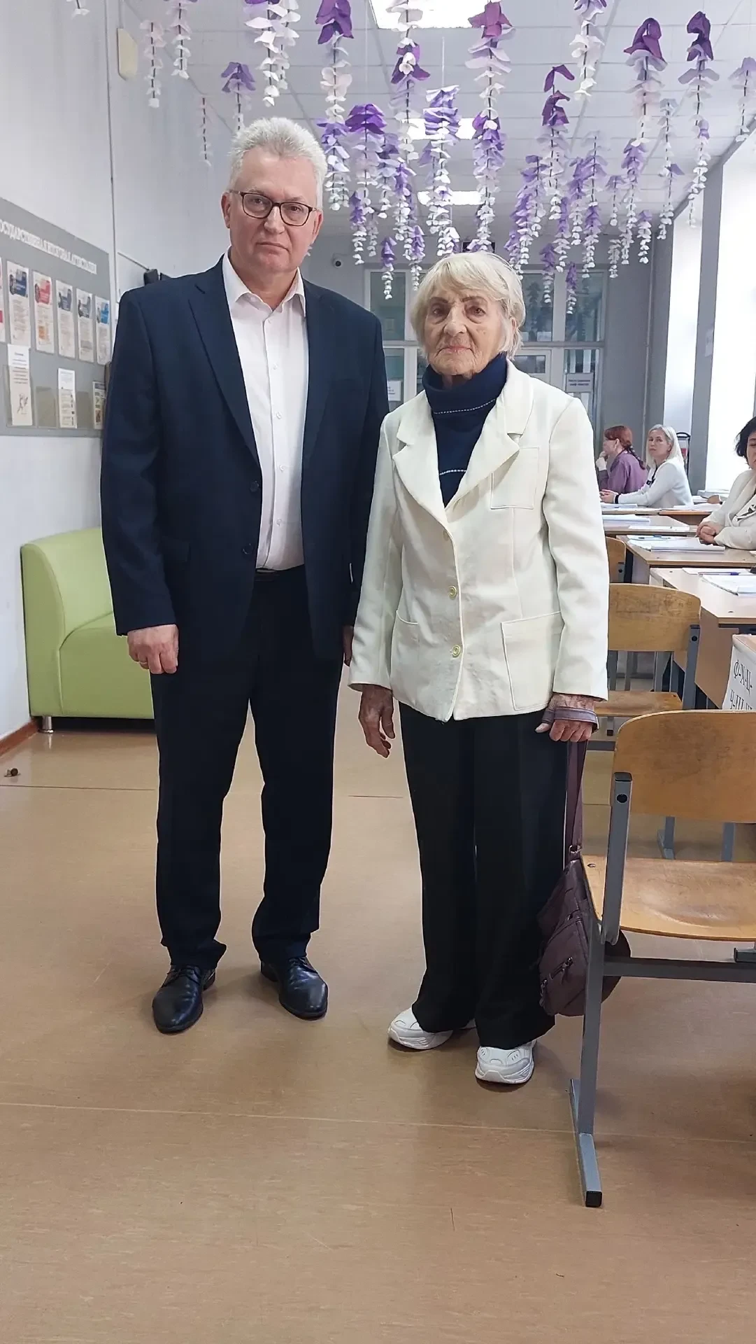 101-летняя жительница города проголосовала на участке в гимназии имени Софьи Ковалевской.