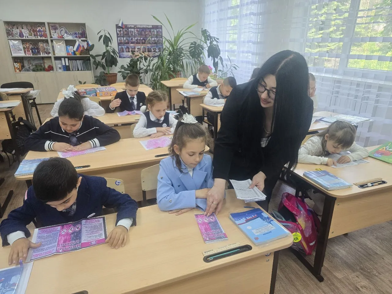 Культорганизатор Кировского парка раздала ученикам 1-Б класса, школы №1 памятки по пред...