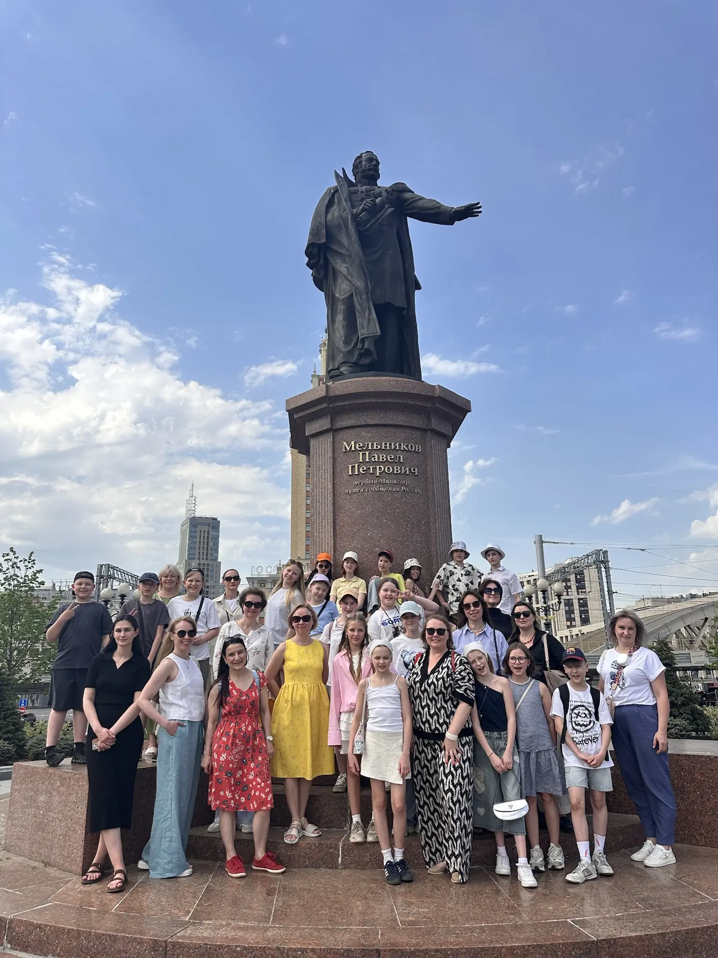 #ВестникШколы42

🚌5 «В» класс закончил учебный год поездкой в Москву, главной целью которой было ув