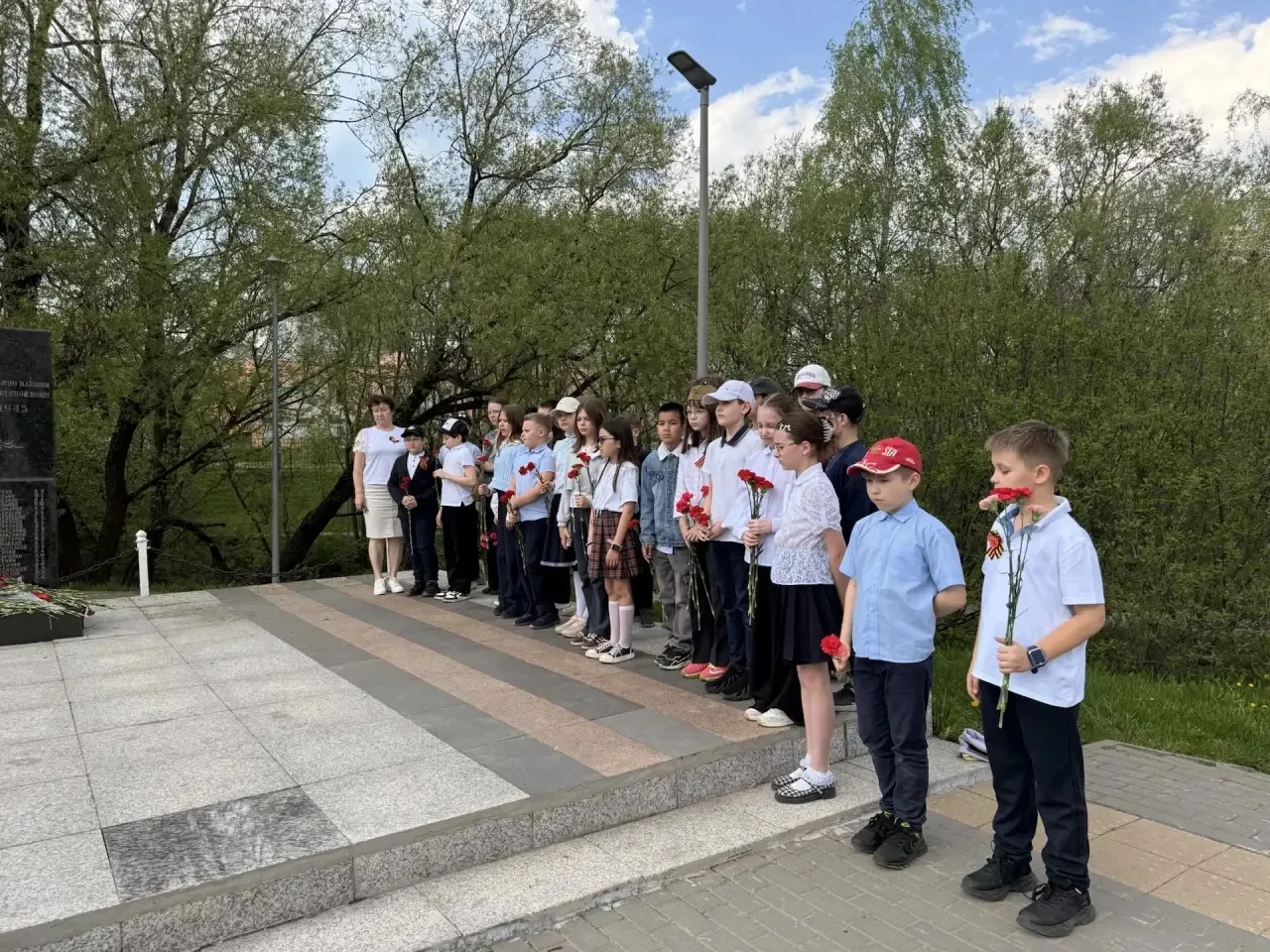 Урок мужества у мемориала !🇷🇺  В преддверии Великого Дня Победы ребята вместе со своими классными ру