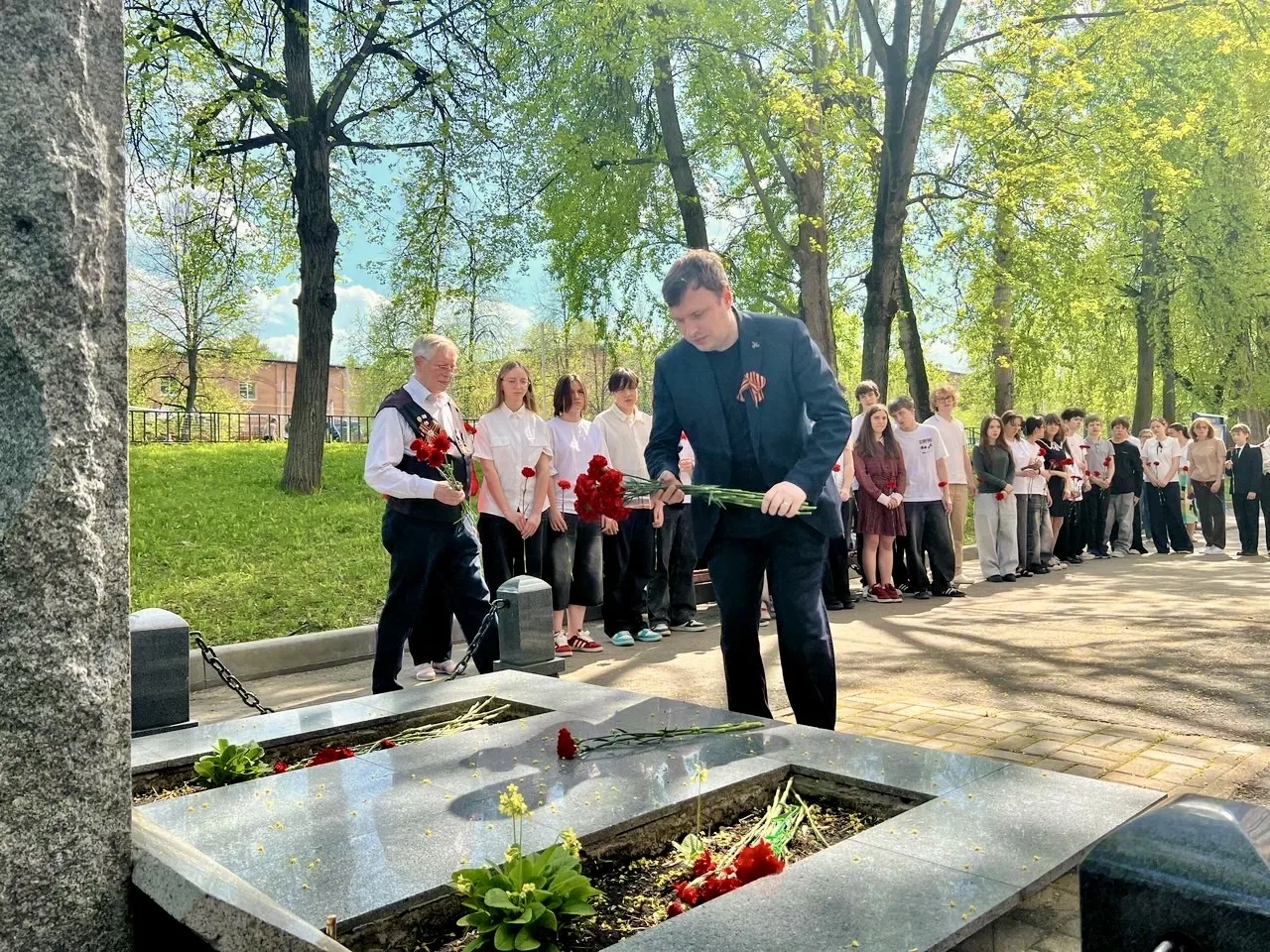 Единство поколений: школьники, педагоги и ветераны объединились в акции «Красные гвоздики»  🕊️ В дни