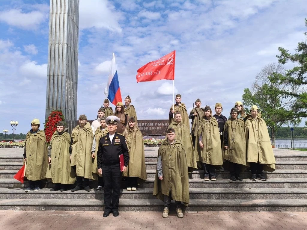 Ученики нашей школы достойно несли почетную вахту у Вечного огня 🔥 🇷🇺