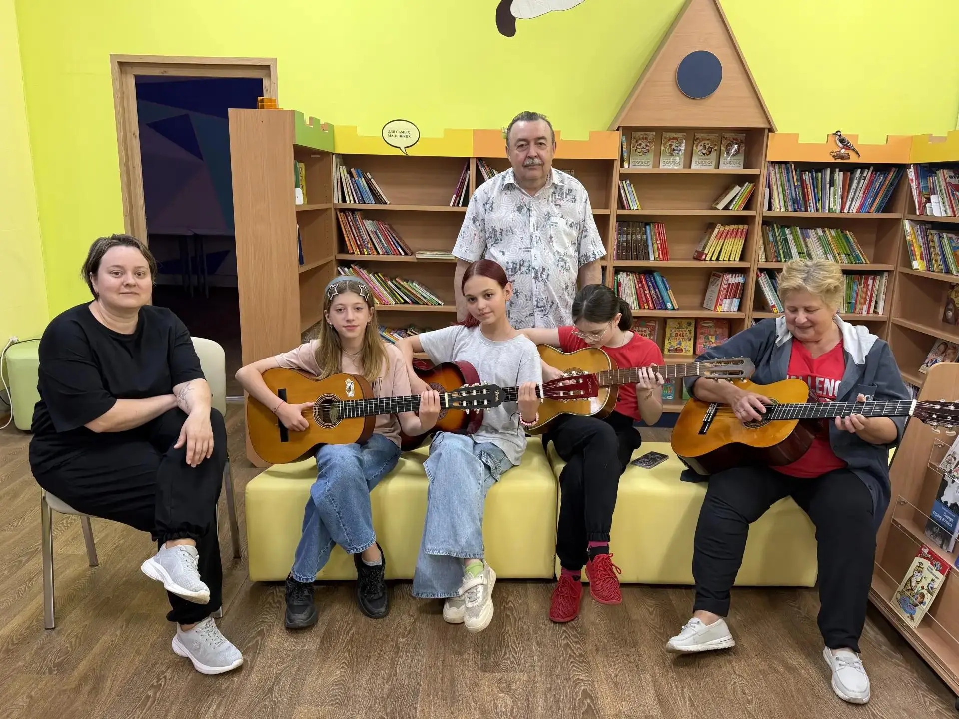 📖В МБУК «Можайской библиотеке» состоялась очередная встреча участников КЛУБа «Играй, гитара!».
    
