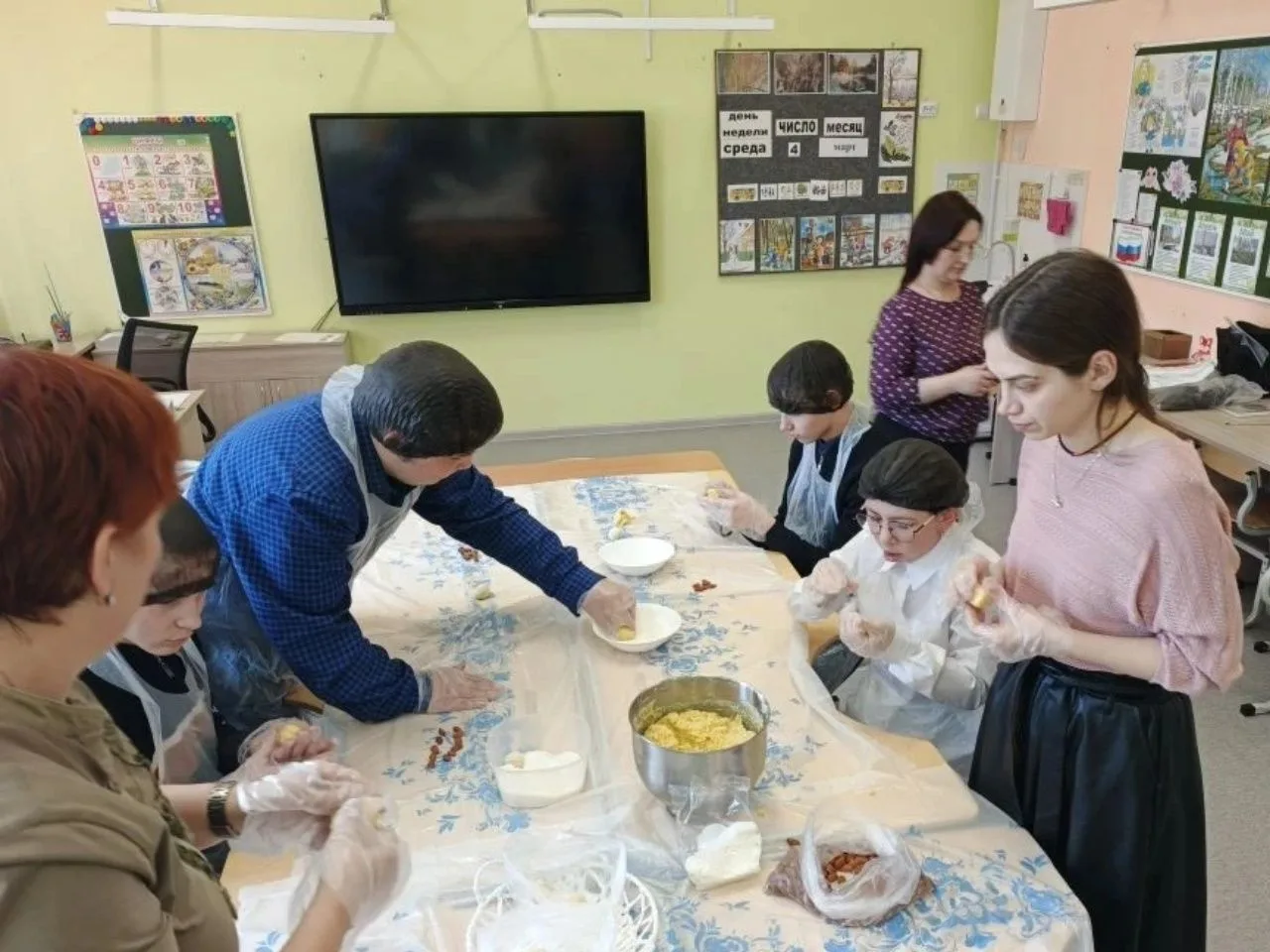 "Конфеты - своими руками". В стенах нашей школы прошёл необычный и вкусный мастер-класс. Обучающиеся