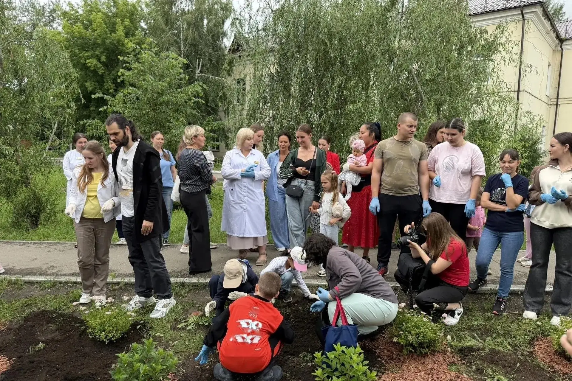 В День семьи, любви и верности в Иркутской городской клинической больнице № 9 появилась аллея «Дерев