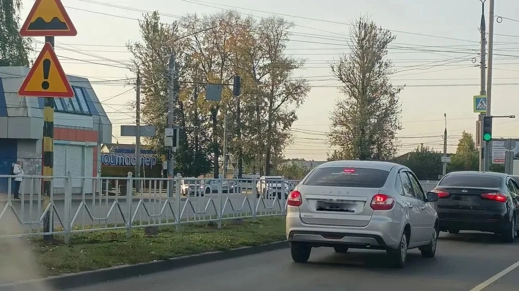 🚧 На Станке Димитрова устанавливают новое ограждение