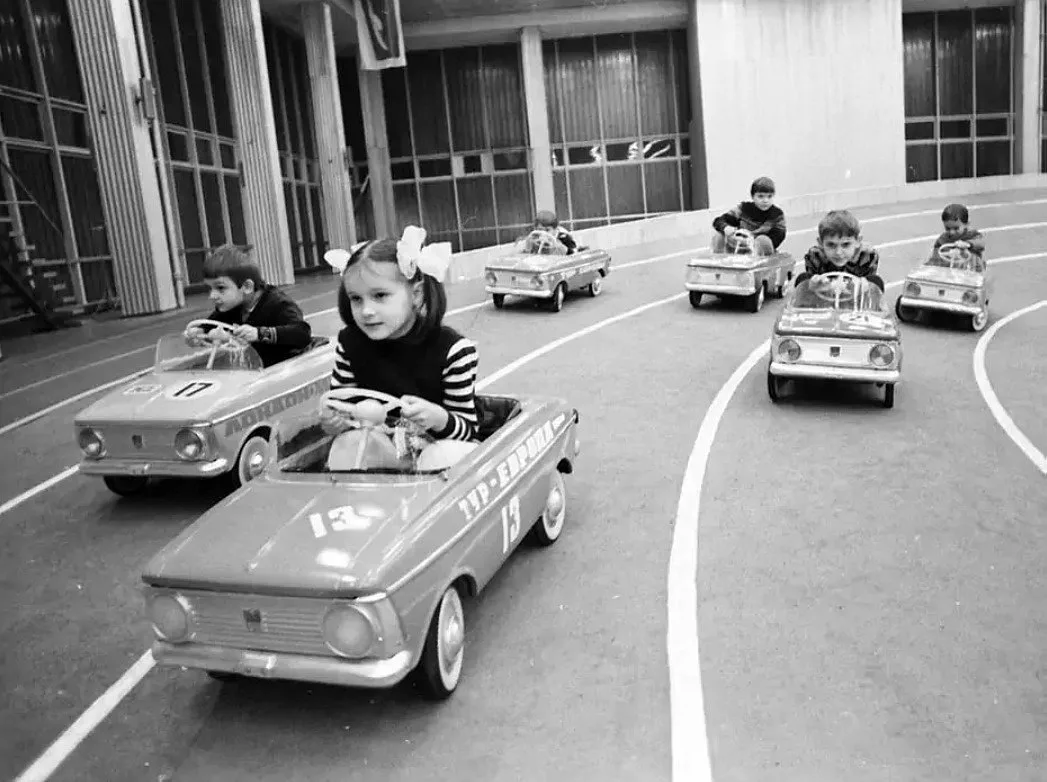 Маленькие гонщики на старте 🚗