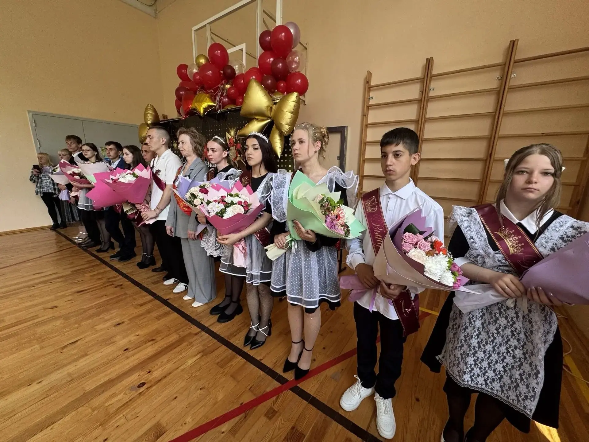 🎉 Последний звонок в Русановской школе! 🎉Волнение, улыбки, слёзы радости — всё это бы...