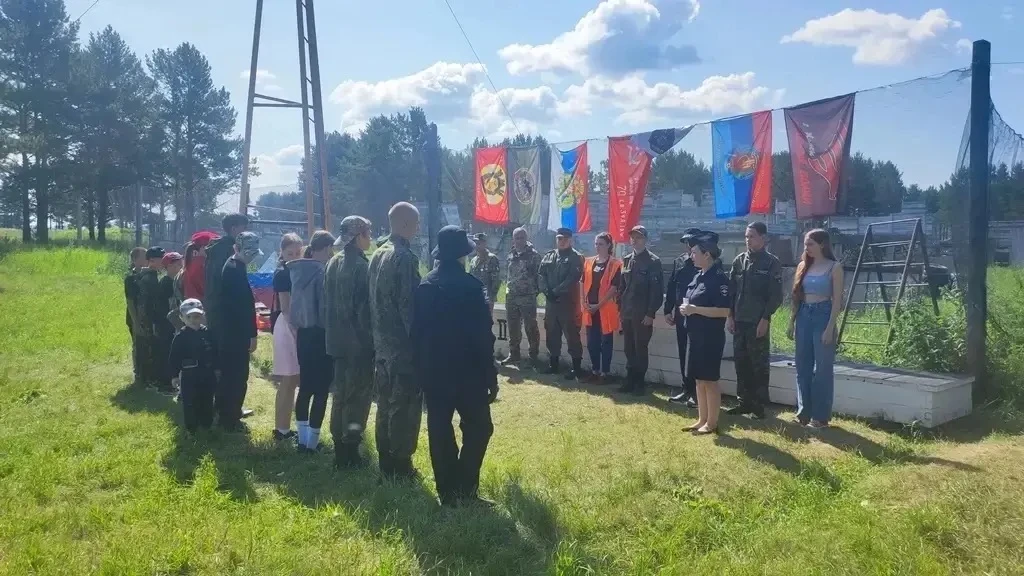📢🚦 В рамках акции «Будь в форме» автоинспекторы Канска приехали в центр «Звезда», где собралась мо