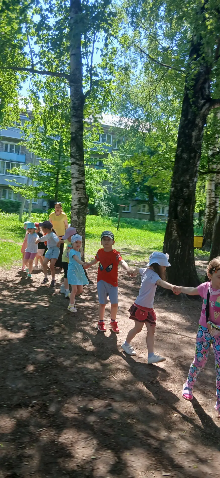 Занятия спортом на свежем воздухе увеличивает активность детей, улучшает их настроение....