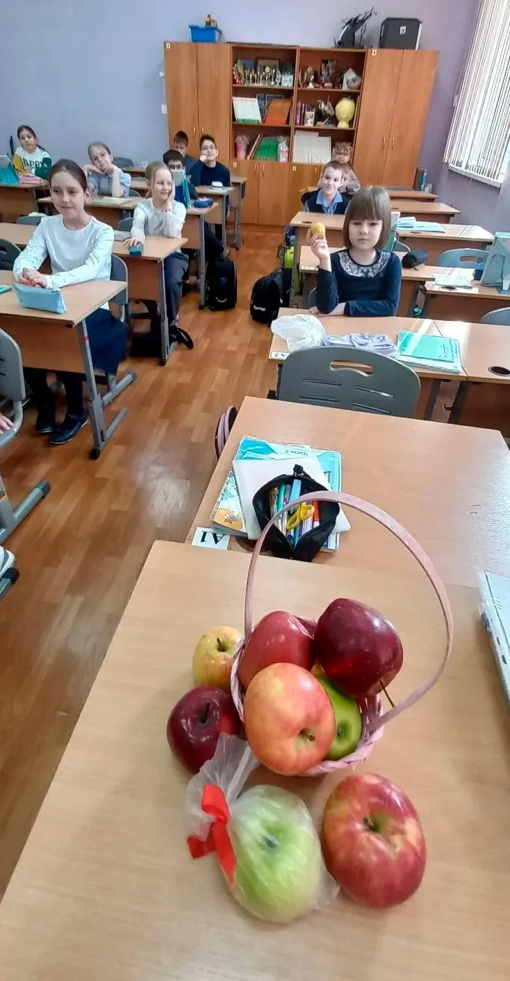 «Яблочный друг»  🍎 Вторая акция в честь Международного дня счастья — «Яблочный друг»!  ✨ Ребята прин