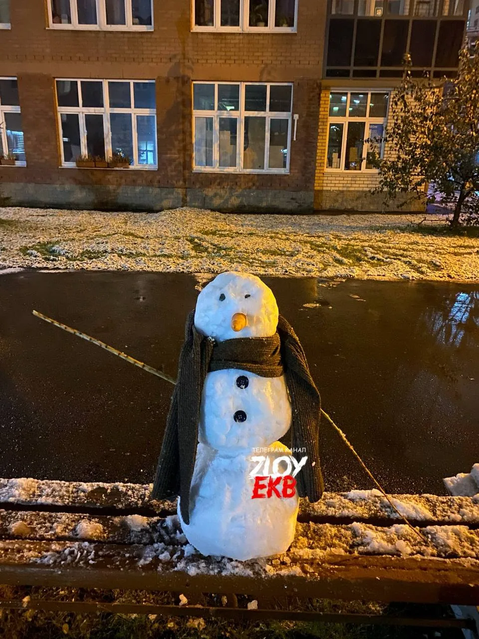 А вот и первые снеговики Екатеринбурга.