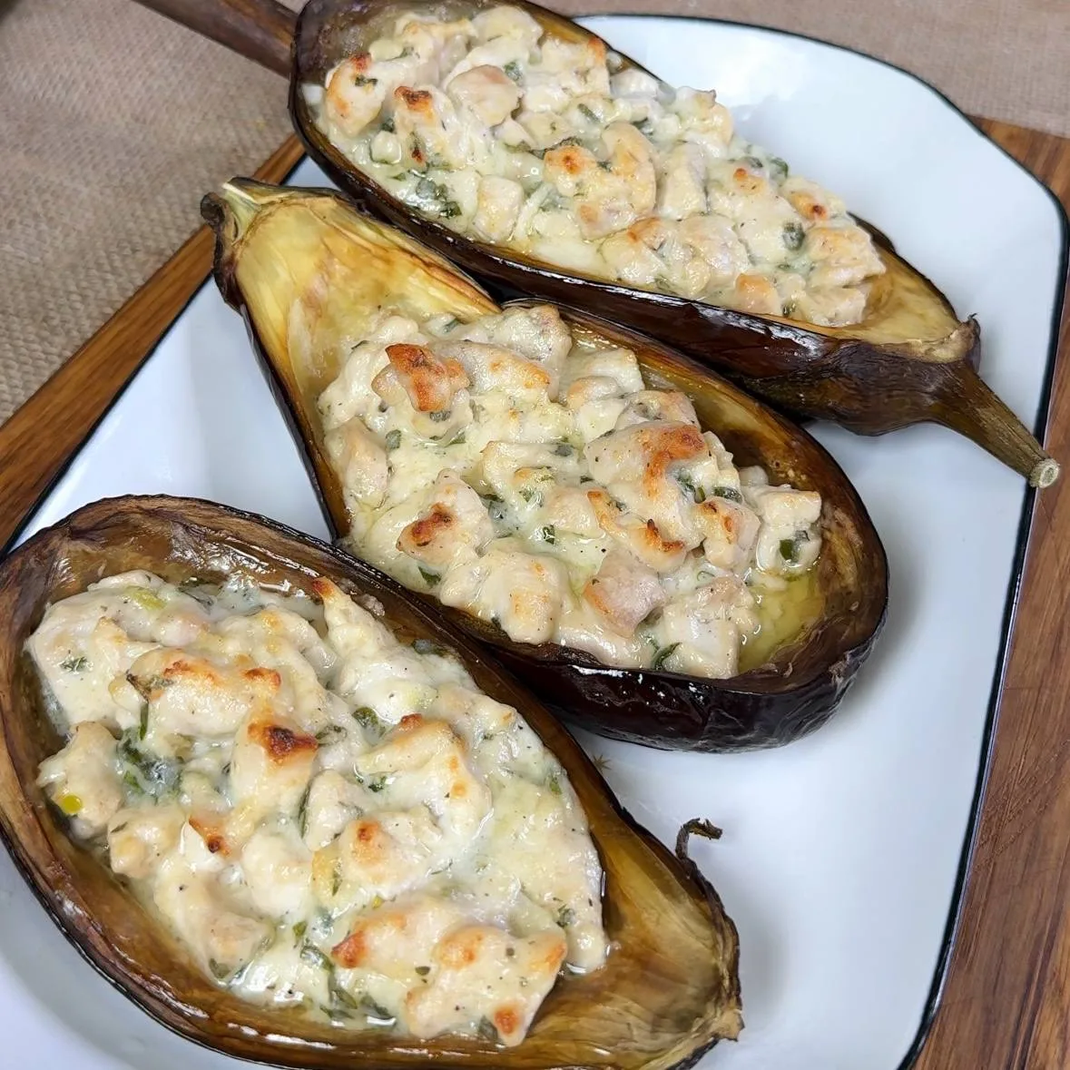 Горячее блюдо на праздничный стол! Баклажаны с курицей в сливочном соусе!   Ингредиенты:  1 3 баклаж