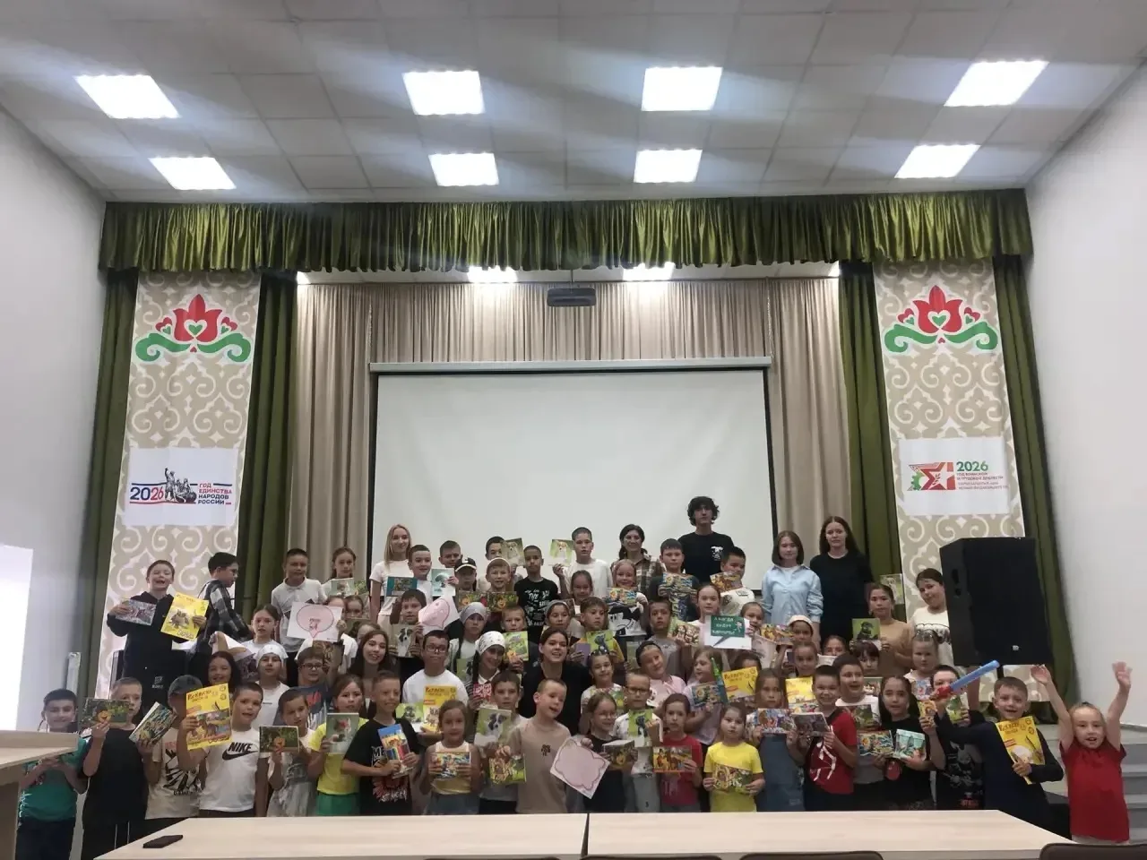Бүген мәктәп яны лагеренда йомгаклау көне. Лагерь ябылу уңаеннан концерт булды. Чара күңел ачу-уен п