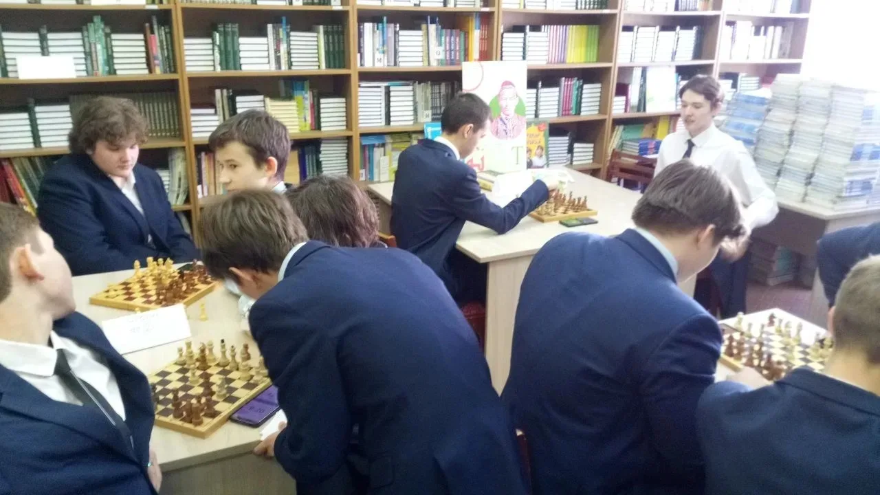 ♟️ Турнир памяти героя: в нашей школе прошел шахматный турнир, посвященный выпускнику Хамидуллину Ти