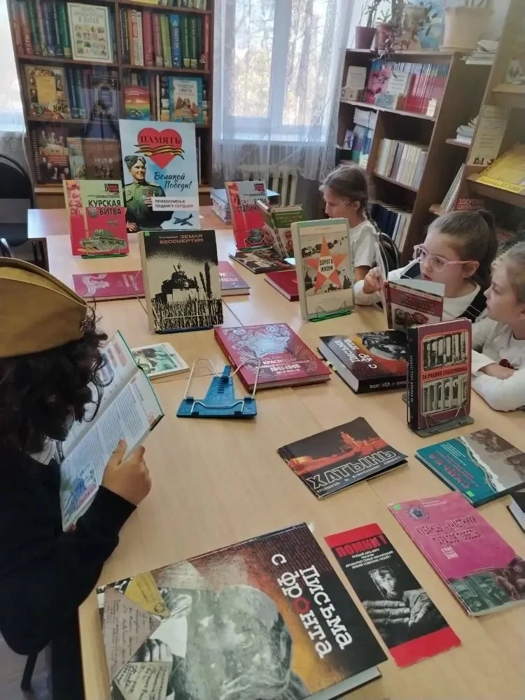 Сегодня, наши первоклассник посетили книжную выставку в школьной библиотеке. Ребята жив...
