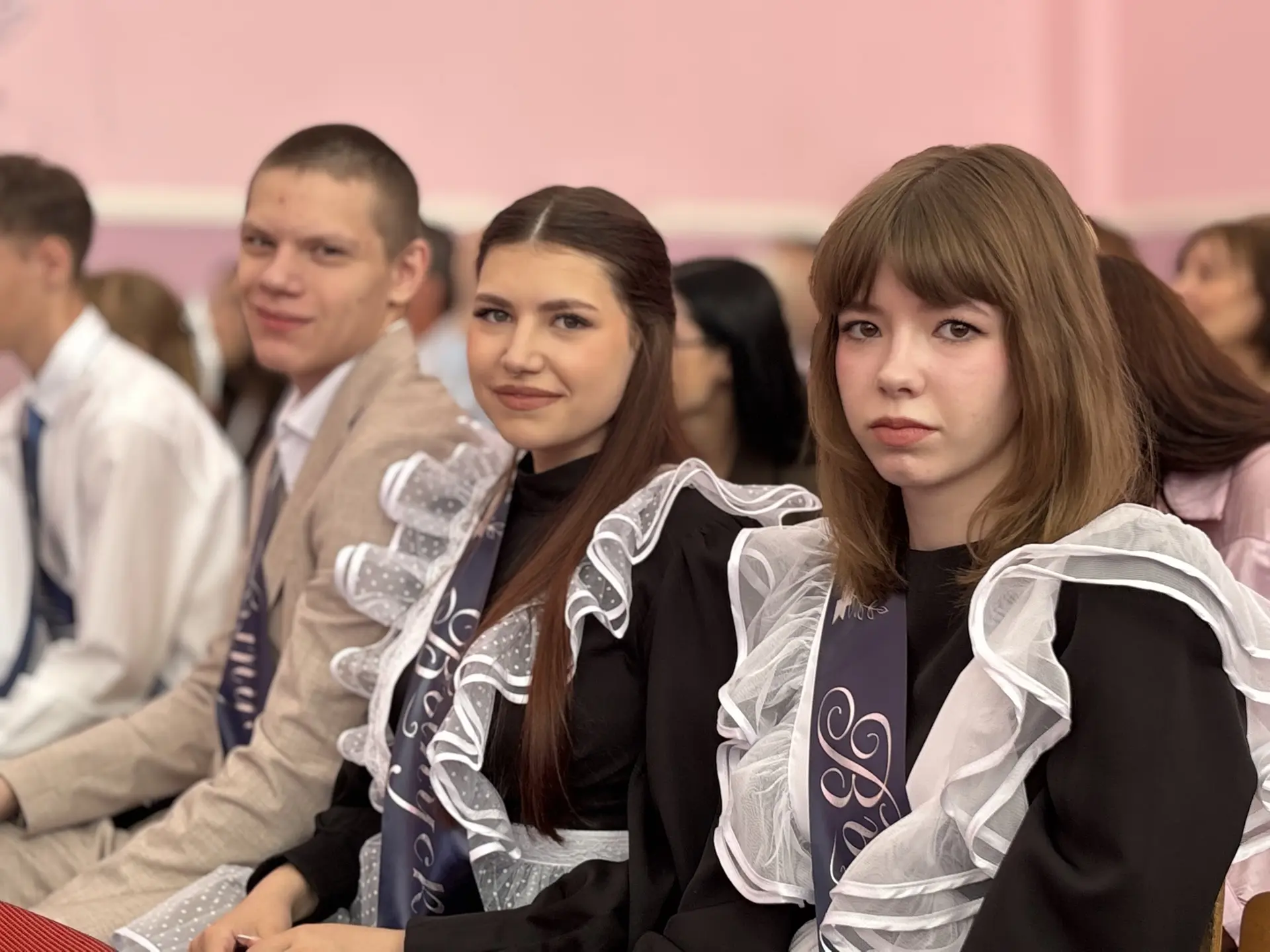 До слез... Прощай, любимая школа! 🔔✨  Сегодня по школьному двору пронеслось  эхо заливистого звонка 
