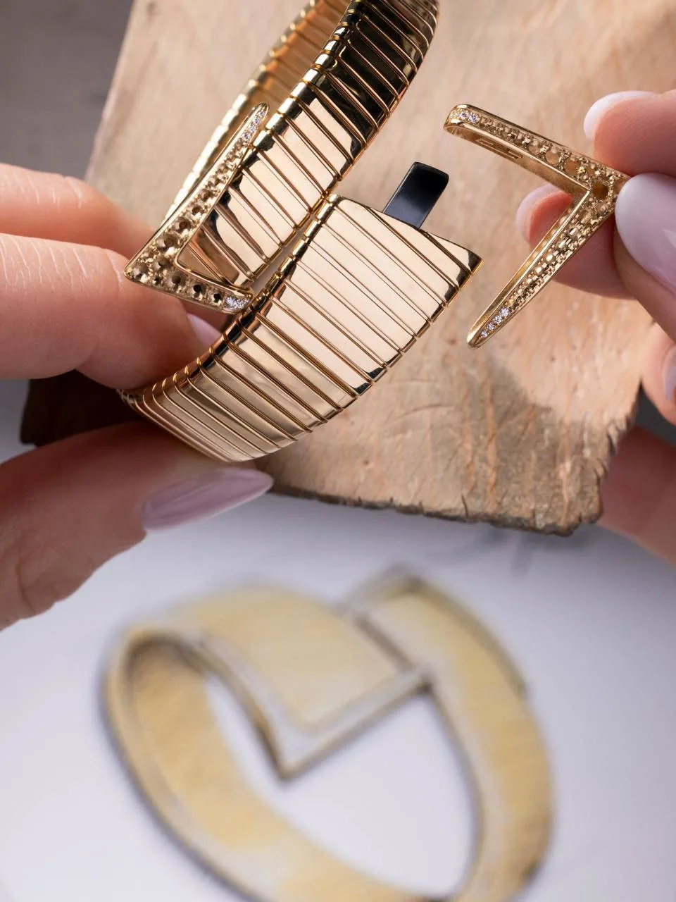 Bvlgari переосмыслили коллекцию Tubogas через более смелую геометрию и скульптурные объ...