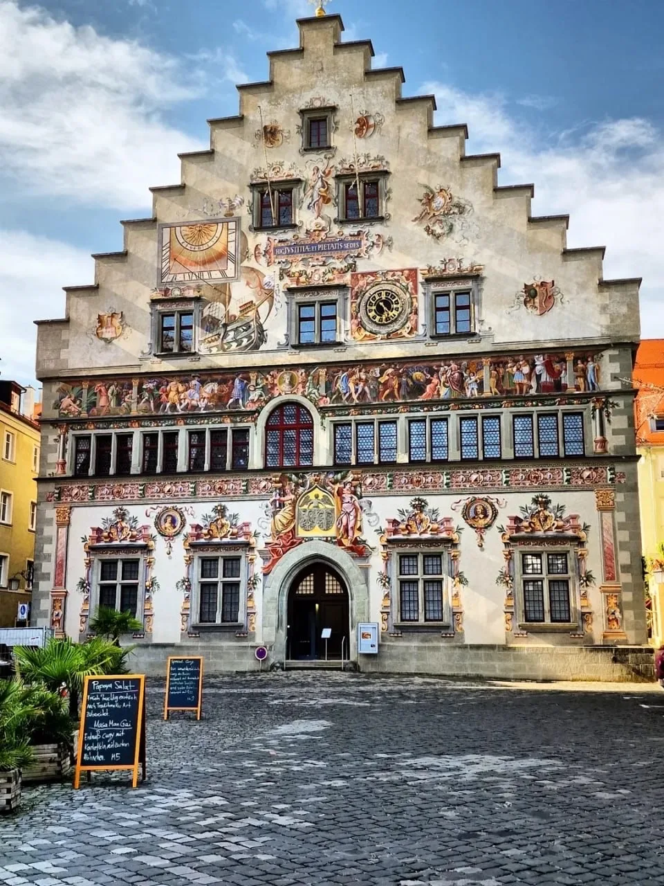 Линдау (нем. Lindau) — исторический город на острове в восточной части Боденского озера, районный це